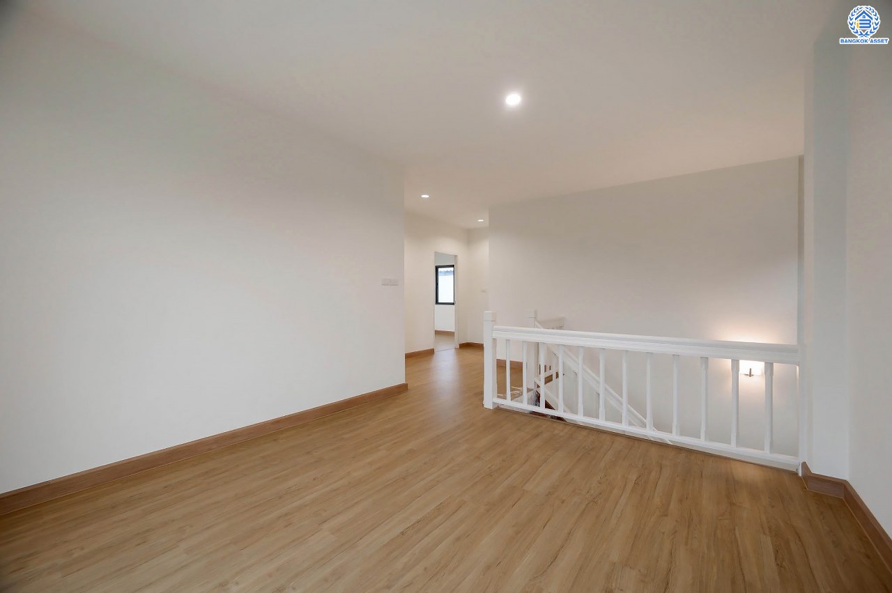 บ้านมือสองตกแต่งใหม่ โครงการ ณัฐชากรีนวิลล์ ปิ่นเกล้า-กาญจนาฯ บนเนื้อที่ 57.70 ตร.ว. ฟังก์ชัน 3 ห้องนอน 2 ห้องน้ำ จอดรถได้ 2 คัน บนทำเลศักยภาพ ใกล้เซ็นทรัลเวสต์เกต ทางด่วน "ศรีรัช" รถไฟฟ้าสายสีม่วง "สถานีตลาดบางใหญ่"